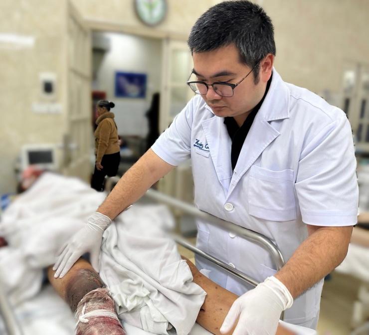 Trường hợp bị chấn thương nặng ở chân do pháo nổ được các bác sĩ chữa trị
