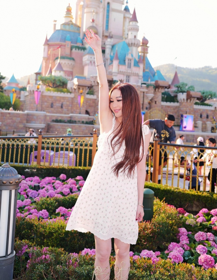 Diễn viên phối váy ngắn và sandals cột dây chơi công viên, đầu tháng 1.