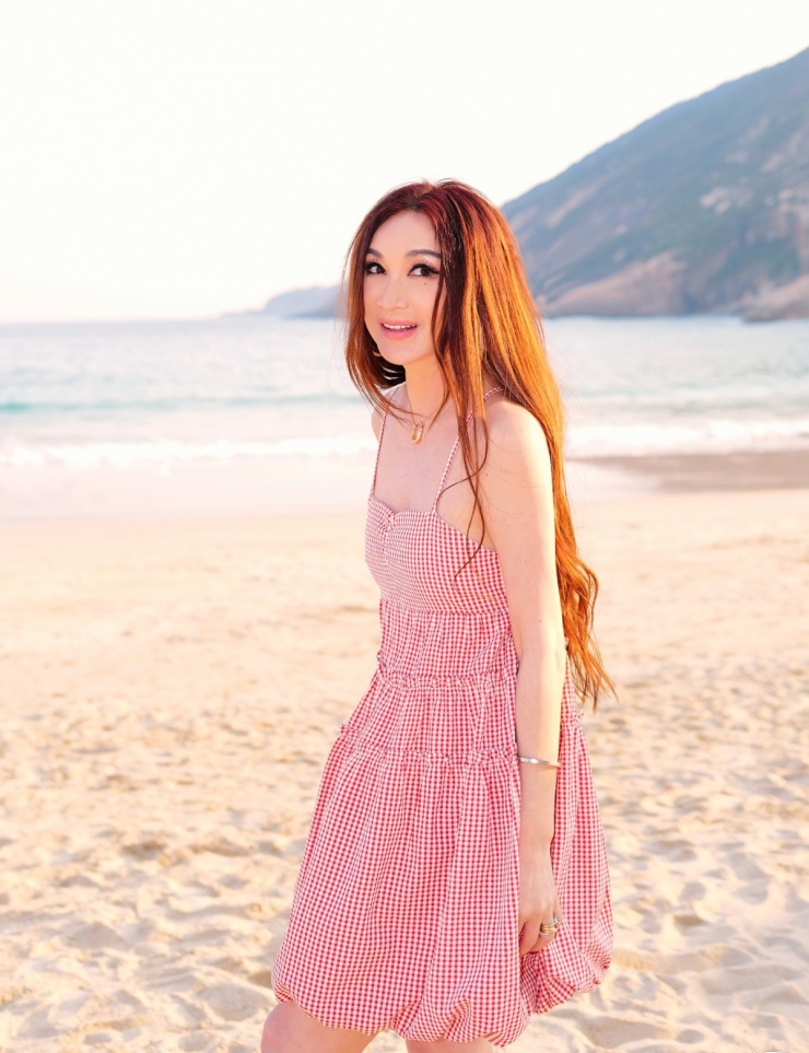 Diễn viên tự nhận giữ nét trẻ thơ trong tâm hồn, điều này ảnh hưởng tới cách chọn trang phục. Khi đi biển, dạo phố, Ôn Bích Hà luôn phối đồ như thiếu nữ.