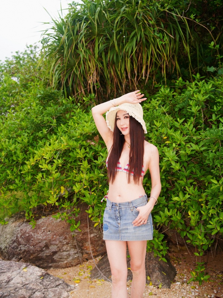 Vì vậy, người đẹp không bị ảnh hưởng tâm lý trước một số bình luận cô mặc "như tuổi teen", "cưa sừng làm nghé".