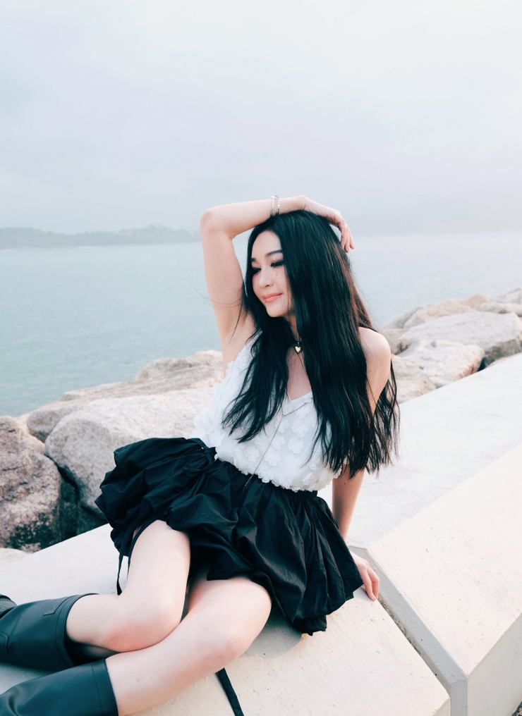 Không ít người nói với Ôn Bích Hà phụ nữ lớn tuổi nên mặc kín đáo, màu sắc nhã nhặn song diễn viên cho rằng tuổi tác không quan trọng và cũng không phải rào cản khiến cô phải cân nhắc việc chọn quần áo.