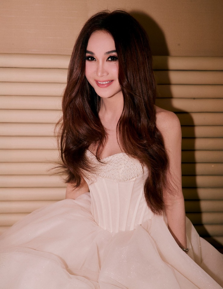 Khi dự sự kiện, minh tinh thường chọn đầm công chúa.