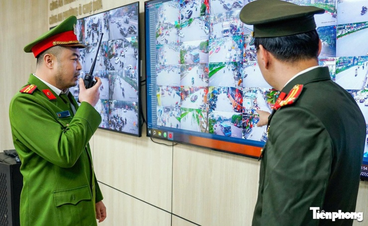 Trung tâm giám sát camera tại Công an phường Ô Chợ Dừa, Hà Nội.