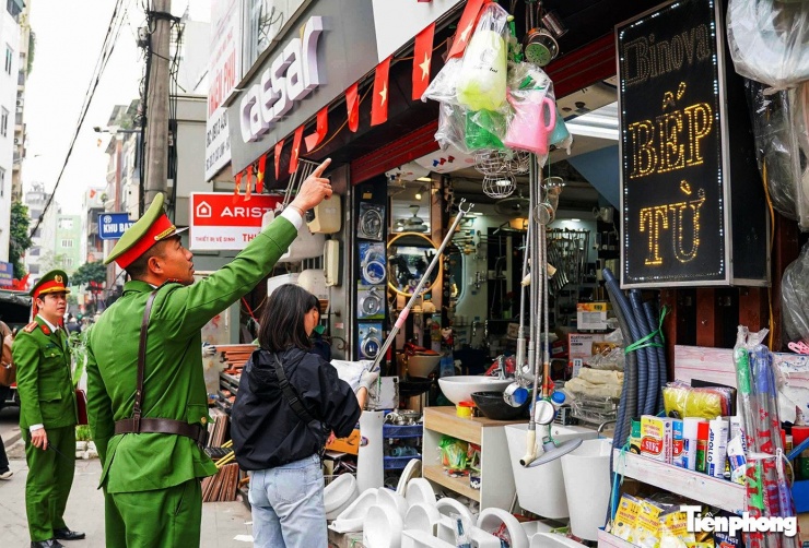 Công an phường ở Hà Nội thiết lập 'thế trận' gần 200 camera để xử lý vi phạm lấn chiếm vỉa hè - 2