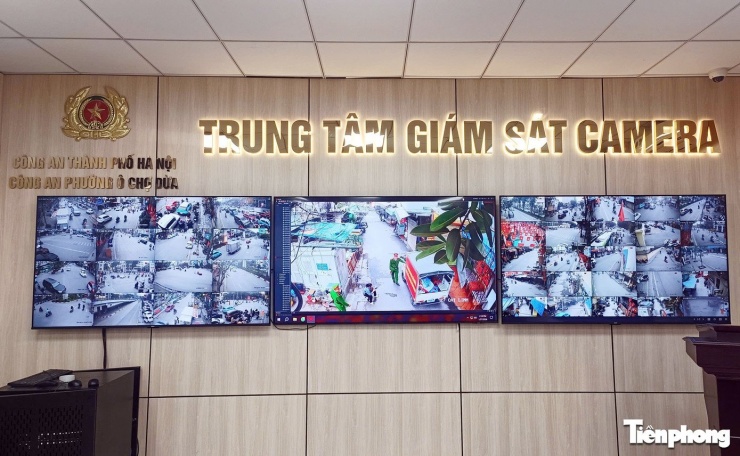 Mỗi ngày sẽ có 3 cán bộ trực tại trung tâm giám sát camera Công an phường Ô Chợ Dừa.