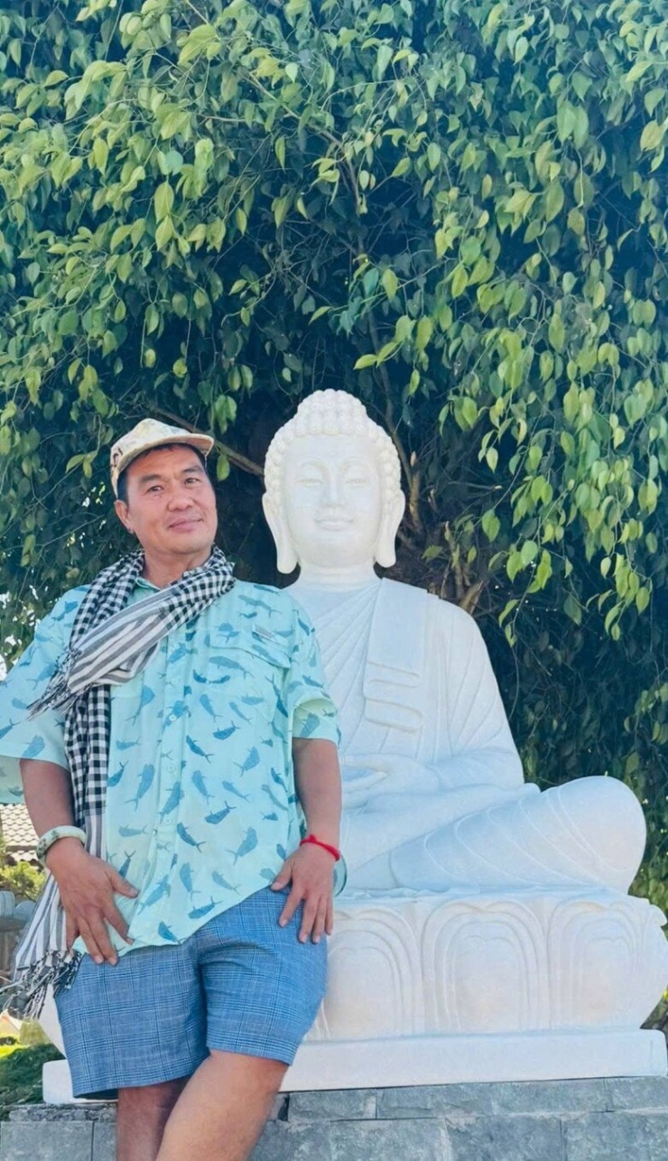 Món quà tân gia ý nghĩa từ người em thân thiết Việt Hương đã khiến nam nghệ sĩ không khỏi xúc động. Vì bức tượng có kích thước và trọng lượng rất lớn, Việt Hương đã phải điều động xe cẩu chuyên dụng để vận chuyển vượt đường đèo lên tận đỉnh đồi nơi đặt biệt thự.