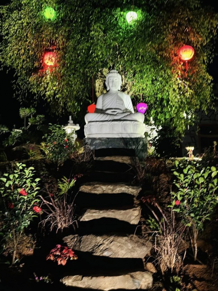 Hoàng Mập đã vô cùng hài lòng. Anh cho trồng nhiều hoa, cây cảnh, làm bậc đá xung quanh, tạo cảnh quan rất đẹp mắt.