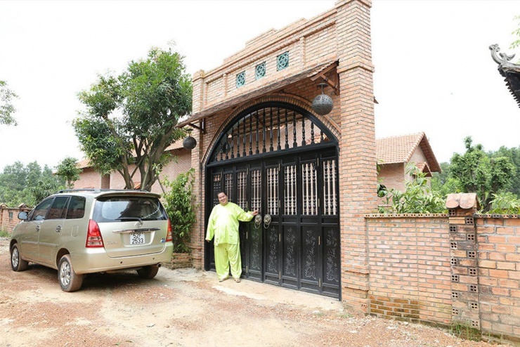 Để dồn tâm huyết cho cơ ngơi 10.000m2 này, Hoàng Mập đã đưa ra quyết định đầy tiếc nuối là rao bán biệt phủ phong cách xưa rộng 1.600m2 tại Đồng Nai.