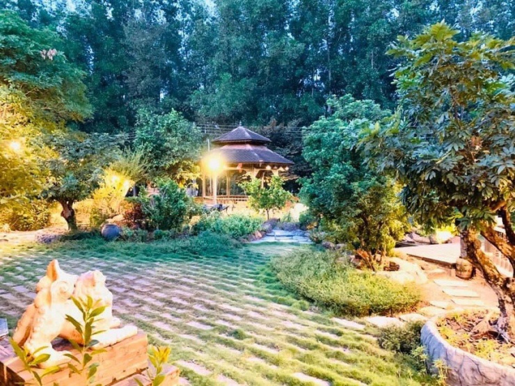 Cơ ngơi này của anh từng là bối cảnh của hàng loạt bộ phim truyền hình nổi tiếng như Nhà ông Hoàng có ma, Dương thế bao la sầu. Cơ ngơi rộng khoảng 1.600 m2 của anh vẫn được mọi người gọi là biệt phủ.