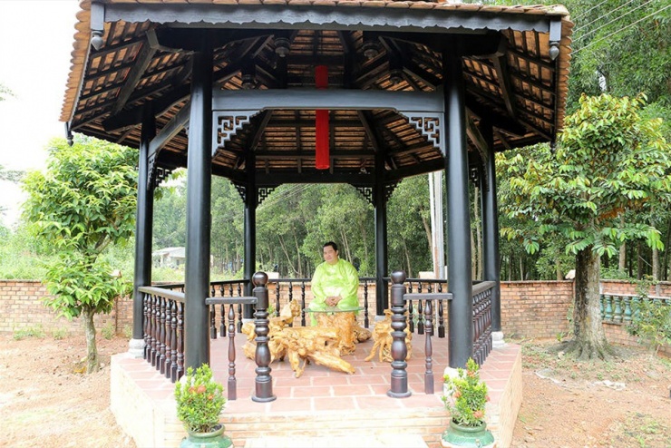 Trong mỗi gian đều có bộ bàn ghế gỗ được thiết kế cách điệu, uyển chuyển màu vàng.