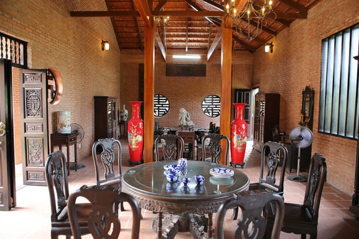 Các bộ bàn ghế được nam nghệ sĩ sưu tầm mất đến 5 năm mới có đủ cho các gian của biệt phủ.