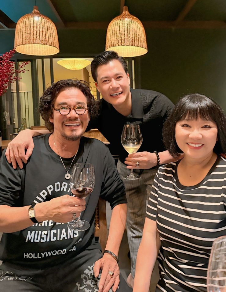 Nhân dịp sinh nhật nghệ sĩ Khắc Triệu, Quang Dũng mời vợ chồng tay trống tới nhà anh chơi và tụ họp, đón tuổi mới bên bạn bè, hôm 17/1.