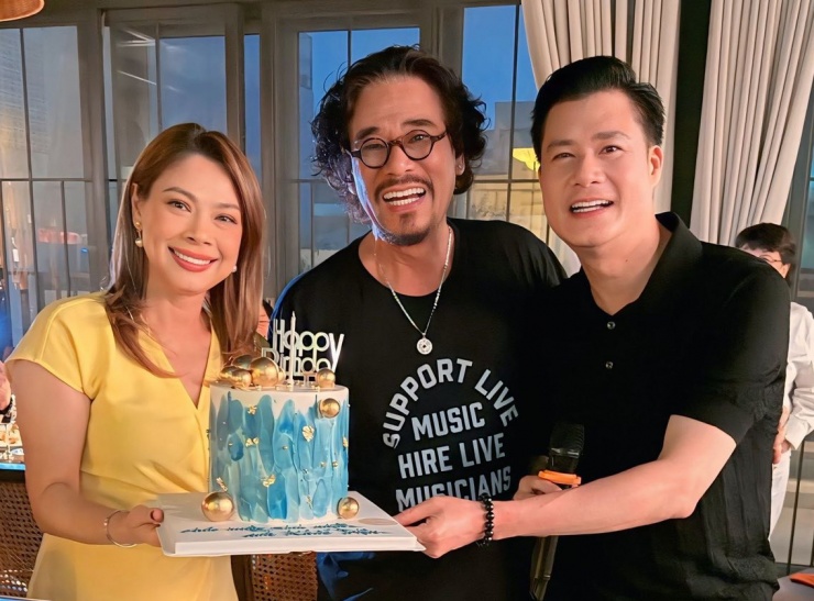 Quang Dũng chu đáo chuẩn bị bánh kem, làm tiệc sinh nhật cho đàn anh. Thanh Thảo cùng một số nghệ sĩ, doanh nhân đến chung vui.