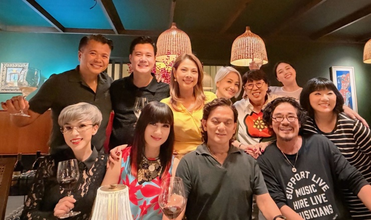 Vợ chồng Hiền Mai và các khách mời chụp ảnh với chủ nhân căn biệt thự.