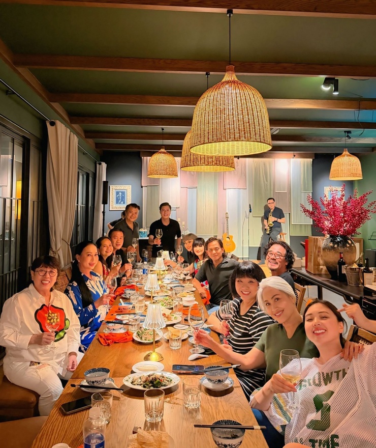 'Quang Dũng hiếu khách, nhiệt tình, dễ thương. Chúng tôi đã có một buổi tối vui hết cỡ trong căn nhà đẹp với đồ ăn ngon, không khí thân tình, ấm áp', Thanh Thảo nói.