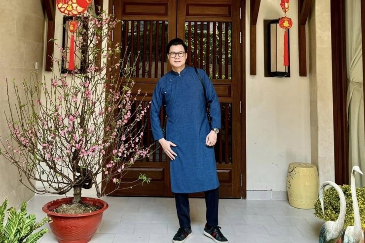 Quang Dũng chụp ảnh trước biệt thự ở phường Phú Nhuận, TP HCM Tết 2024. Giọng ca 50 tuổi hiện độc thân, có cuộc sống đủ đầy, thoải mái.