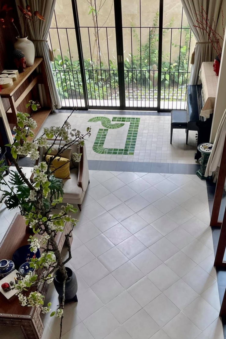 Chi tiết về không gian căn biệt thự độc đáo của Quang Dũng: Không gian phòng khách rộng rãi, xung quanh bao phủ bằng cây xanh, hồ nước. Hai cửa ra vào khắc họ tên, ngày tháng năm sinh của Quang Dũng bằng tiếng Ai Cập.