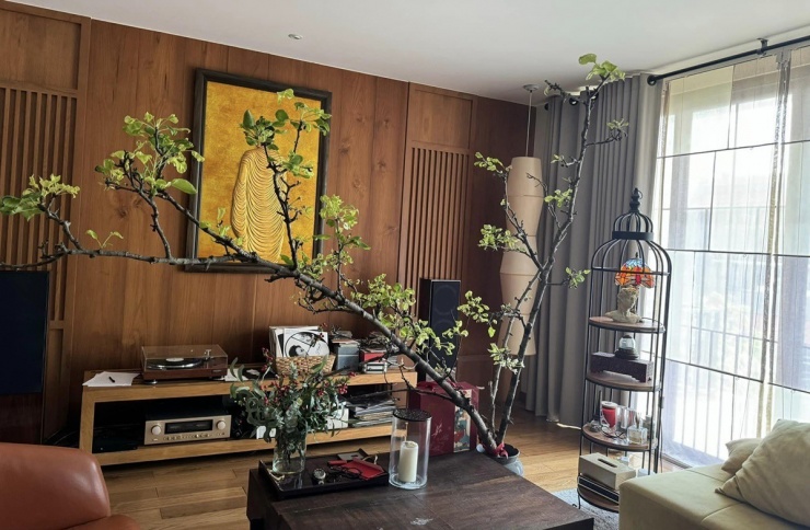 Quang Dũng trưng nhiều món decor hình Phật được anh dày công sưu tập. Ca sĩ nói đến hôm nay, khi trưởng thành và có thành công nhất định, anh vẫn khắt khe với bản thân, luôn dặn lòng hướng thiện.