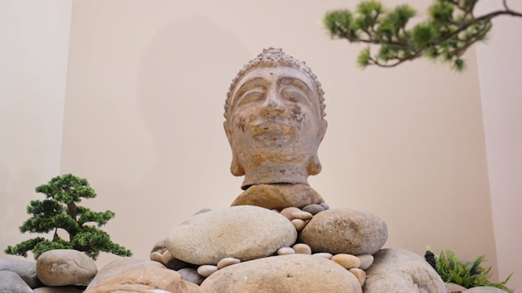 Thậm chí, Quang Dũng còn dành riêng ra một góc trong ngôi nhà để làm “vườn Nhật”, là nơi để nam ca sĩ ngồi thiền, xua tan mệt mỏi trong công việc hằng ngày. Bức tượng Phật mang đến sự bình yên cho ngôi nhà