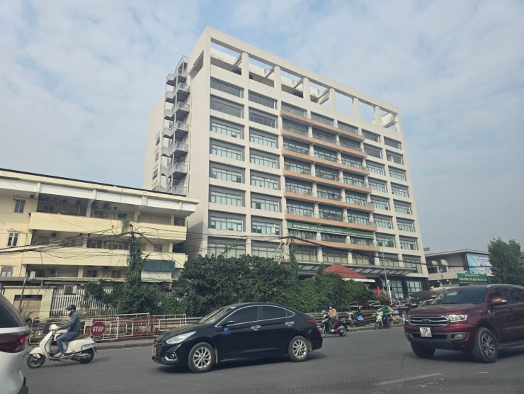 Bệnh viện Bạch Mai nằm sát Quốc lộ 1A