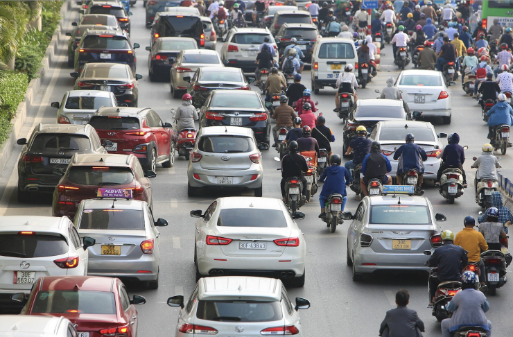 Từ 1/6/2026, các phương tiện giao thông đang sử dụng xăng khoáng truyền thống bắt buộc dùng xăng E10 hoặc E5. Ảnh: Đình Hiếu