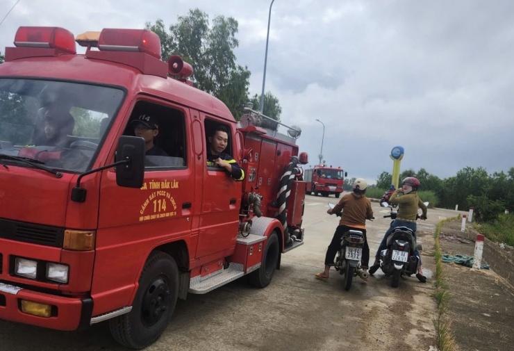 Các lực lượng chức năng đang nỗ lực tìm kiếm cứu nạn, tiếp cận khu vực máy bay rơi.