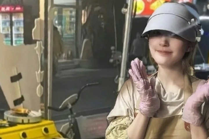 Triệu Lộ Tư hút chú ý khi bán bánh trứng ở chợ đêm