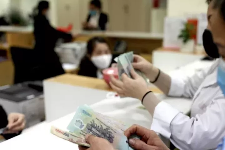 Lương, tiền công từ 5 triệu đồng phải chuyển khoản