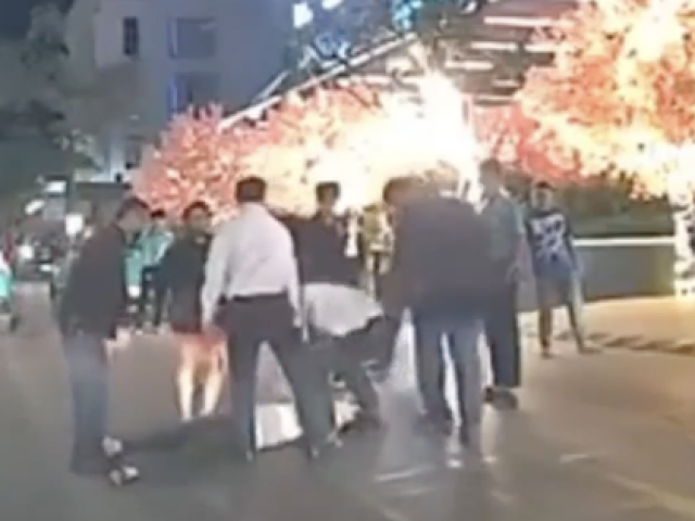 CLIP: Xô xát ở trung tâm thương mại Gold Coast Nha Trang, người đàn ông bị đấm gục