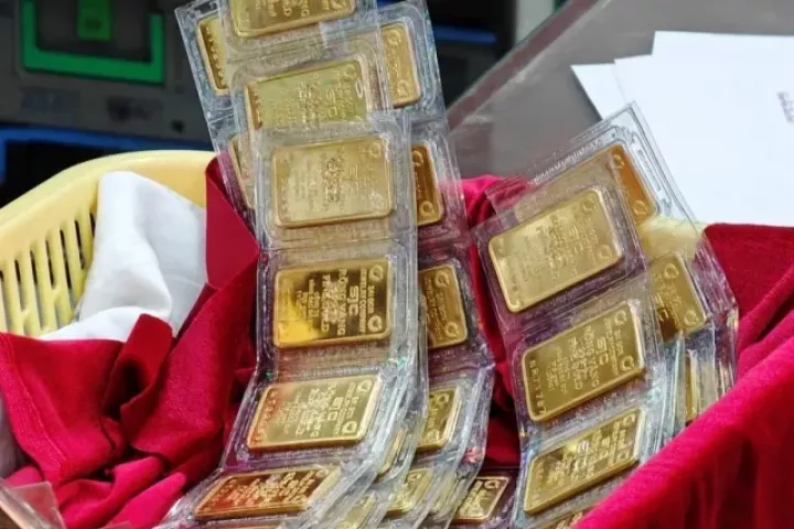 Giá vàng SJC biến động dữ dội, vượt 184 triệu đồng/lượng