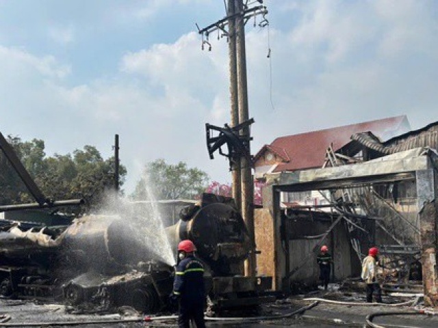 CLIP: Di tản hàng chục cháu bé trong vụ cháy xe bồn ở TPHCM