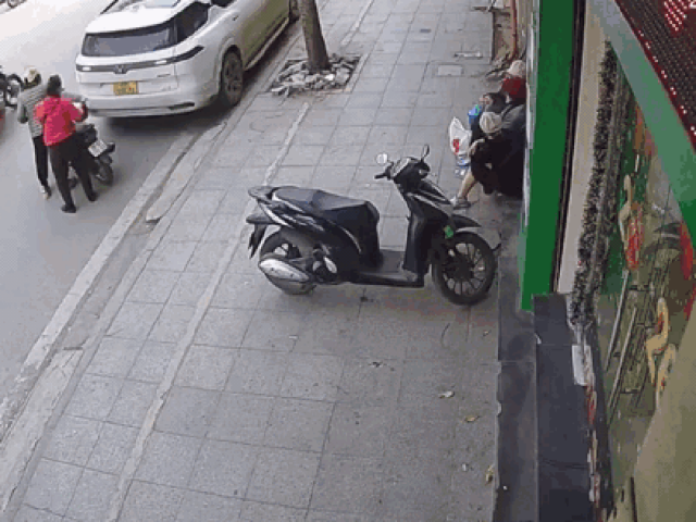 Hà Nội: Khoảnh khắc xe ô tô lùi 'mất kiểm soát' khiến 2 người thương vong trên phố Khâm Thiên