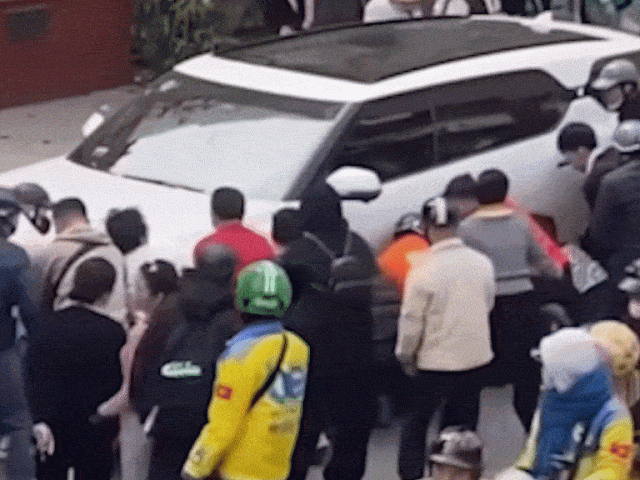 Gần 20 người nâng ôtô cứu nạn nhân kẹt dưới gầm