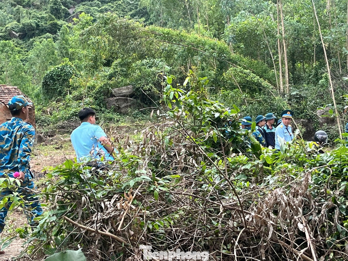 Các lực lượng cuốc bộ, tiếp cận hiện trường.