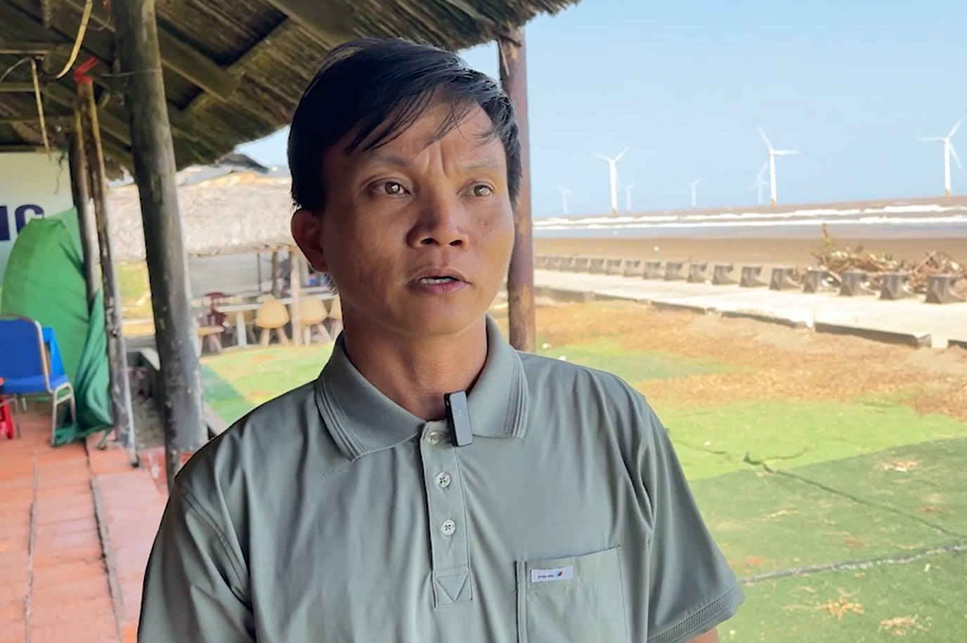 Ông Ngô Quốc Huy - Quản lý khu du lịch biển Ba Động - cho biết, hai ngày qua đơn vị cử người tham gia phối hợp với các lực lượng của địa phương dọn dẹp vệ sinh, thu gom rác khu vực bờ biển.