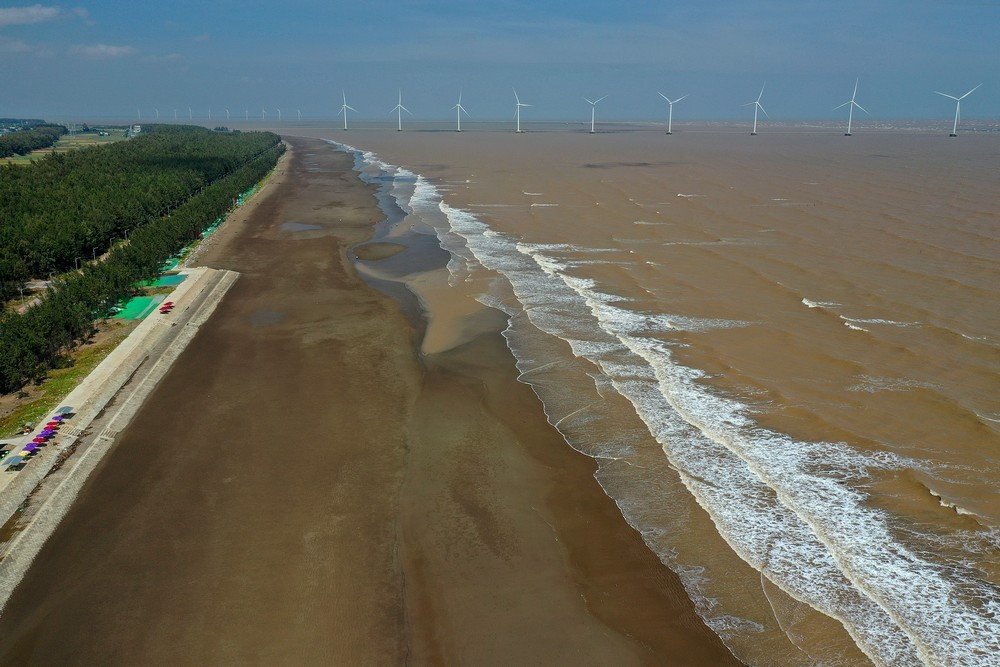 Bờ biển Đông dọc tỉnh Đồng bằng sông Cửu Long có nhiều cửa sông, phù sa lớn, nên nước đục, hầu như không có bãi cát làm bãi tắm biển. Bãi biển Ba Động là nơi hiếm hoi trong khu vực có bãi cát dài hơn 10km, hình thành được bãi tắm biển. Tỉnh Vĩnh Long đã quy hoạch biển Ba Động thành khu du lịch biển kết hợp năng lượng tái tạo, tham quan các cánh đồng điện gió.