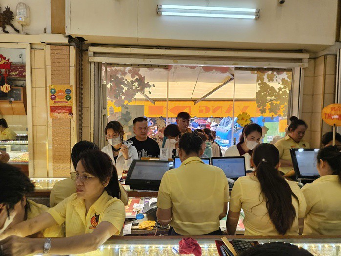 Nhu cầu mua vàng luôn có dù giá vàng miếng SJC, vàng nhẫn cao chót vót. Ảnh: LAM GIANG