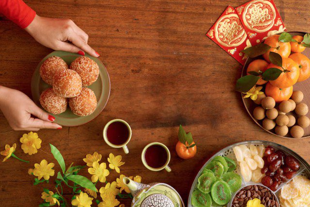 Mùng 2 Tết, khi tiết Vũ thủy bắt đầu, được xem là thời điểm phù hợp để chúc Tết, thăm hỏi họ hàng, bạn bè, củng cố các mối quan hệ xã hội. Ảnh minh họa