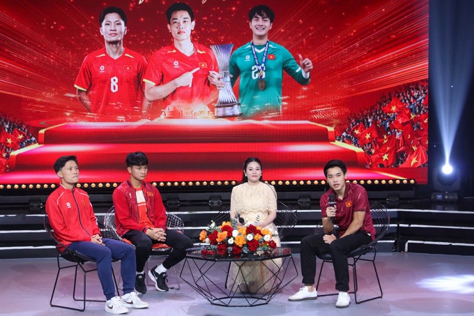 Thủ môn Văn Bình, tiền đạo Đình Bắc và tiền vệ Quốc Cường tại buổi giao lưu, chiều 27/1. Ảnh: Đức Hùng