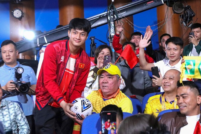 Cao Văn Bình giao lưu với người hâm mộ. Ảnh: Đức Hùng