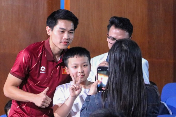 Đình Bắc chụp ảnh với người hâm mộ tại trường quay. Ảnh: Đức Hùng