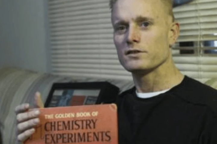 David Hahn chụp ảnh cùng cuốn "Sách Vàng về các Thí nghiệm Hóa học" , một cuốn sách đã định hình nên sở thích của ông. (Nguồn: ATI)