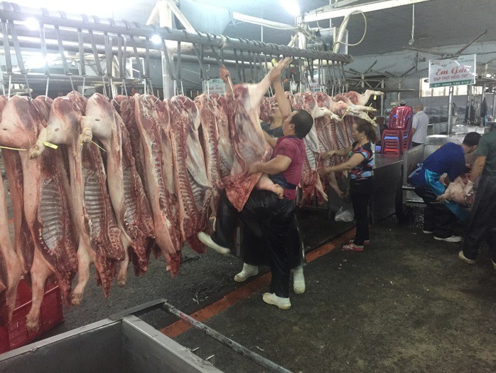 Giá heo mảnh tăng tại chợ đầu mối ở TP HCM