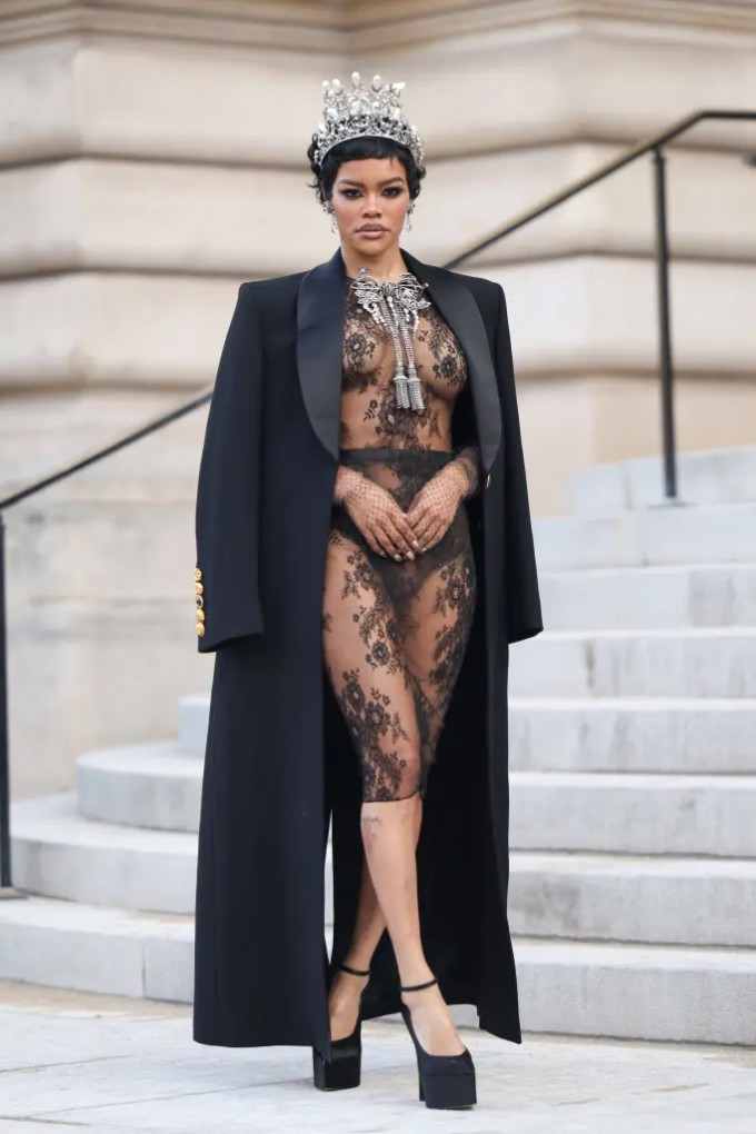Teyana Taylor dự show Schiaparelli Xuân Hè 2026 tại Tuần lễ thời trang Paris. Ảnh: SIPA