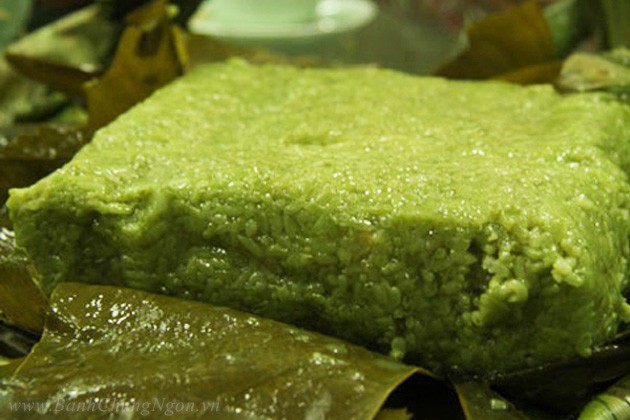 Bánh chưng cốm bóc ra thơm lừng mùi cốm tươi mát, bánh có màu xanh tươi tự nhiên nhìn rất đẹp.
