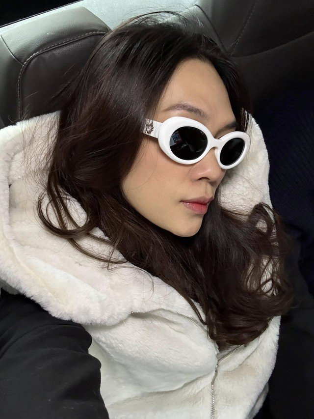 Trong đó, cô thực hiện những thói quen nhỏ như đi ngủ vào lúc 9h tối, uống đủ nước và tránh căng thẳng để mang lại vẻ ngoài trẻ trung, tràn đầy sức sống.