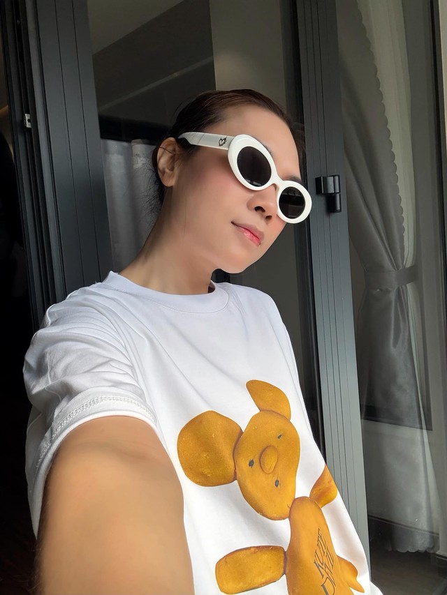 Ngoài ra, Mỹ Tâm còn hạn chế trang điểm đậm. Theo đó, khi không có lịch trình công việc, Mỹ Tâm hạn chế trang điểm hoặc trang điểm rất nhạt để giữ cho da được thông thoáng.