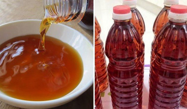 Ngoài việc kiểm tra màu sắc, bạn nên lắc mạnh chai nước mắm rồi dốc ngược xuống, quan sát chai đối diện với nguồn sáng.