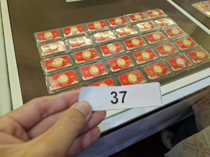 Giá vàng trong nước tăng lên mức khó tin, một số thương hiệu vàng quy định mỗi khách chỉ được mua tối đa 1 chỉ/lần giao dịch