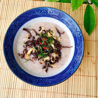 Cháo trắng ăn kèm mộc nhĩ xào.